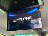 【12.8型フリップダウン】大画面モニターで後席でもエンタメをお楽しみいただけます。家族や友人とお出かけする機会が多い方に大人気です♪