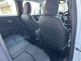 【リアシート】屋根までの高さがある車のため、大人の方でも圧迫感が少なく乗車出来ます。足元は広く取られているため、ゆったりとお乗り頂けます。