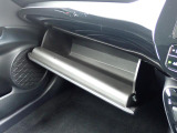 収納たっぷりグローブボックス。