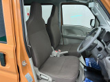 【フロントシート】さまざまな体格の方が快適に運転ができるよう配慮したシートになっております。