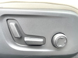 【メモリー機能付きパワーシート】ドライバーごとに設定したシート位置を記憶して、ボタン一つで切り替えできる便利な機能!運転する方が複数名いらっしゃるご家庭におすすめです。