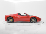 コーンズ名古屋ショールームでは1階に最新モデルの展示とコンフィグレーションルーム、2階には中古車展示エリアとラウンジを配し、最新CIのもとフェラーリをご覧いただけます。