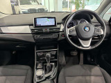 コックピットは、BMWらしくセンター・コンソールがドライバーに向けて傾けられた設計になっています。