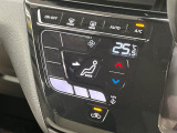 【オートエアコン】一度お好みの温度に設定すれば、車内の温度を検知し風量や温度を自動で調整。暑い&hellip;寒い&hellip;と何度もスイッチ操作をする必要はありません。快適な車内空間には必須の機能ですね♪
