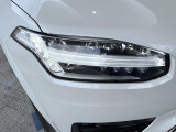 【LEDヘッドライト】悪天候や夜間走行時も良好な視界を確保し、安心して運転できる高輝度LEDヘッドライト!北欧神話に登場する「トールハンマー」をモチーフにした、一目でボルボとわかるデザインです。