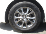 標準装備の純正15インチアルミホイール。タイヤサイズは185/65R15です。