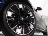 BMWならではの卓越した走りを支えるホイールと足回りです!日本車の走りに慣れている方にもぜひ体感して頂きたいほど、高いレベルでまとまっています!純正20インチアルミホイール。