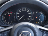 ステアリングスイッチで、先行車に自動追従するアダプティブクルーズコントロールが作動可能。設定した車速内での車間距離を自動で調整・維持。高速道路の渋滞時もアクセル・ブレーキ操作から解放されます。