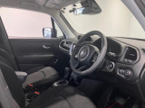 運転席の広さも十分ございます。
