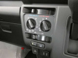 調整が容易なマニュアルエアコンです。夏は快適に、冬も車内の曇りを取ってくれるので安全です♪