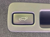 【パワーバックドア】スマートキーや運転席のボタンを押すだけでリアゲートが自動で開閉します!荷物を持っている時や、高い位置にあるバックドアを閉める際に便利な機能です♪