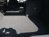 トランクも広々していて分割で倒れて片側に荷物を積んで片側に人が座ることも可能です。