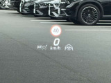 ヘッドアップディスプレイを装備。視線移動を抑え、運転情報を確認しやすい装備です。
