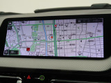 【純正ナビゲーション】BMWのナビゲーションは操作性も良く、詳細な地図情報と交通状況を見やすく表示し、快適なドライビングをサポートしながら目的地までナビゲートします。