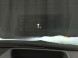 ヘッドアップディスプレイ付きで、目線を変えることなく走行速度やナビ案内を見ることが可能です。