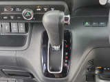 運転席より操作性の良いシフトレバーと、オートエアコンのスイッチ等の画像です。