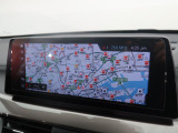 【純正ナビゲーション】BMWのナビゲーションは操作性も良く、詳細な地図情報と交通状況を見やすく表示し、快適なドライビングをサポートしながら目的地までナビゲートします。