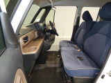 【くつろげるフロントシート】ベンチシートで運転席と助手席間の移動も簡単です。座面や足元も綺麗な状態で、長時間のドライブでも快適に移動できます。