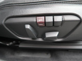 【メモリー機能付きパワーシート】運転手が代わってもボタン一つで設定ポジションに。常にご自身のドライブ設定が整います。