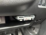 【ETC】有料道路を利用する際に料金所で停止することなく通過できる、ETC車載器(ノンストップ自動料金収受システム機器)が装備されています。セットアップを行うことで利用可能になります。