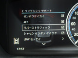 こちらの車輛は【衝突軽減・緊急ブレーキ】を備えており、セーフティドライブをサポート。衝突の危険を感知しドライバーへ警告をおこない、応じられない場合には自動的に緊急ブレーキが作動します。