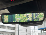 【デジタルインナーミラー】後席の大きな荷物や同乗者で後方が確認しづらい時でも安心!カメラが撮影した車両後方の映像をルームミラー内に表示。クリアな視界で状況の確認が可能です!