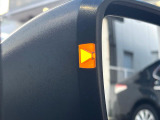 【ブラインドスポットモニター】走行中、ドアミラーの死角になりやすい箇所に後続車が接近するとサイドミラーのレンズに警告を表示!ドライバーに注意喚起をしてくれます。