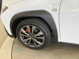 オレンジキャリパー(フロントLEXUSロゴ)装着でよりF SPORTらしい印象になっております。
