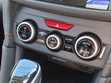 エアコンはデュアルオートエアコン装備で、運転席、助手席それぞれ快適な温度で過ごして頂けます。