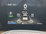 メーター内センターディスプレイには車の様々な設定や情報が表示されます。
