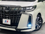 【三眼LEDヘッドライト】スタイリッシュな見た目の三眼LEDヘッドライトを装備♪スタイルだけでなく、夜間の走行も視界良好で安心してお乗りいただけます。