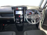 運転席周りのレイアウトをご覧ください。ナビゲーションが綺麗に装着されすっきり収まってますね!