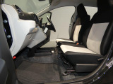 【フロントシート】体を優しく包み込み疲れにくい座席です。足元も広く運転席からの視界も良好で、快適にドライブを楽しめます。