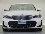 【キドニーグリル】BMWの代名詞。一目見ただけでBMWであると認識できる確固たるアイコンとして存在感を放ちます。