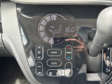 【オートエアコン】車内温度を感知して自動で温度調整をしてくれるのでいつでも快適な車内空間を創り上げます。