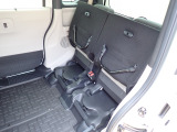 ◆チップアップ&ダイブダウン機構付【ULTR SEAT】は後席座面を左右分割で跳ね上げることができます。トランクで積載できない背の高い荷物をラクラク収納できます。ホンダ車ならではの人気装備です。