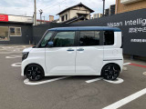 左右のハンズフリーオートスライドドア!足だけでも、開く& 閉まる。まるで、魔法のトビラです。