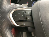 運転中、オーディオの操作をしてて、ハッとしたことはありませんか?ステアリングスイッチは、運転中でもハンドルでオーディオの操作が可能です。安全なドライブをサポートします。