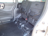 ◆チップアップ&ダイブダウン機構付【ULTR SEAT】は後席座面を左右分割で跳ね上げることができます。トランクで積載できない背の高い荷物をラクラク収納できます。ホンダ車ならではの人気装備です。