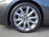 18インチ純正アルミホイールを装備。タイヤサイズは215/45R18となります。
