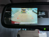 ディスプレイ付き自動防眩式ルームミラー、ルームミラーの眩しさの度合いに応じてミラーの反射率を変化させ、後続車のヘッドライトの眩しさを低減させます。