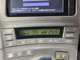 【オートエアコン】一度お好みの温度に設定すれば、車内の温度を検知し風量や温度を自動で調整。暑い&hellip;寒い&hellip;と何度もスイッチ操作をする必要はありません。快適な車内空間には必須の機能ですね♪
