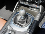 ショートストロークで気持ちのいい操作が癖になる「スカイアクティブMT」ドライブ中は思わず笑顔がこぼれてしまいます。