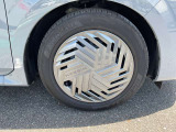 185/60R16インチタイヤ&フルホイールカバー付きです。