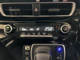 オートエアコンなので車内で快適に過ごせます。