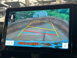 【バックカメラ】駐車時に後方がリアルタイム映像で確認できます。大型商業施設や立体駐車場での駐車時や、夜間のバック時に大活躍!運転スキルに関わらず、今や必須となった装備のひとつです!