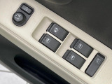 【電動格納ミラー】サイドミラーは電動格納式となっており、狭い駐車場でもキズがつくリスクを抑えられます。
