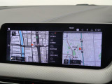 【純正ナビゲーション】BMWのナビゲーションは操作性も良く、詳細な地図情報と交通状況を見やすく表示し、快適なドライビングをサポートしながら目的地までナビゲートします。