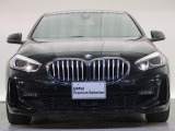 【キドニーグリル】BMWの代名詞。一目見ただけでBMWであると認識できる確固たるアイコンとして存在感を放ちます。