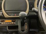 【インパネシフト】シフト操作のしやすいインパネシフトです。足元が広くなりすっきりしますので、大柄な方でも快適に運転ができます。